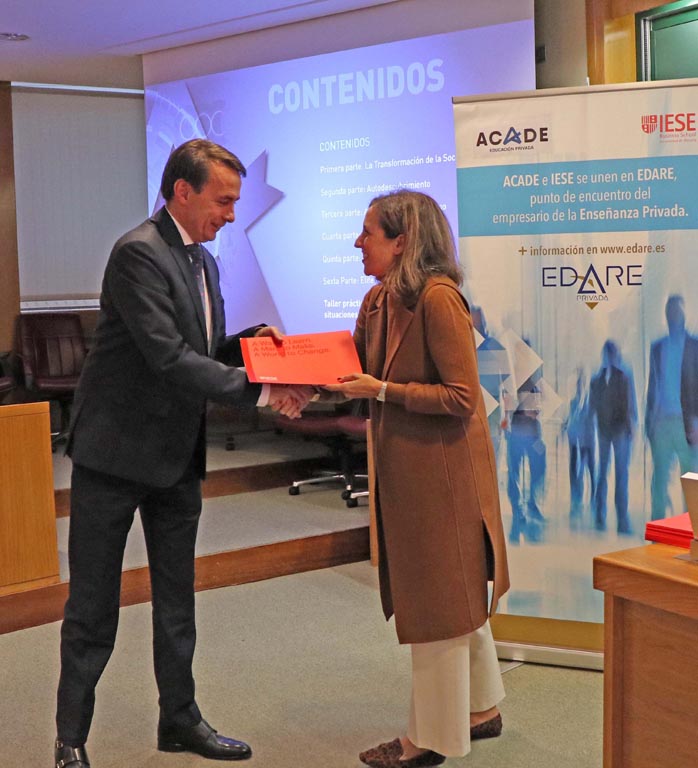 entrega certificado edare 04 - Competencias directivas del nuevo líder  en la jornada de EDARE con IESE