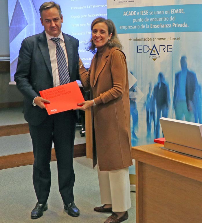 entrega certificado edare 11 - Competencias directivas del nuevo líder  en la jornada de EDARE con IESE