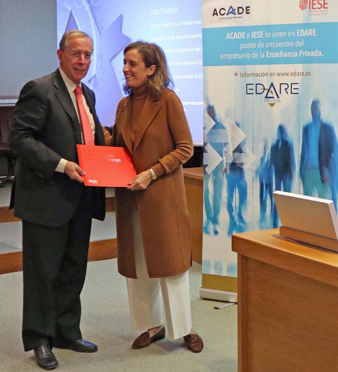 entrega certificado edare 21 - Competencias directivas del nuevo líder  en la jornada de EDARE con IESE