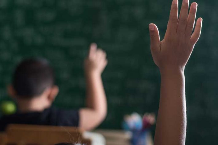 Mano levantada en clase