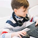 niño con ordenador 150x150 - La universidad Europea renueva su convenio con ACADE para impulsar la formación en el área de Educación