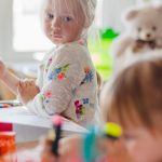 niñas dibujando 150x150 - La Escuela Infantil, ¿realmente es tan importante para el desarrollo académico y vital de los niños?