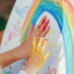 niña pintando 150x150 - El sector de la educación infantil demanda medidas urgentes ante el cierre de casi un 20 % de centros
