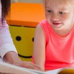 niña leyendo escuela infantil 150x150 - Los centros educativos privados ahorraron al Estado más de 5.700 millones de euros en 2018
