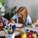 ninos pintando juntos 150x150 - Proyecto de escuela-bosque, sostenible y autosuficiente de The English Montessori School