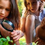 niños naturaleza 150x150 - La educación medioambiental como herramienta para la sostenibilidad: un compromiso compartido entre hogares y colegios