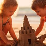 niños playa 150x150 - 10 claves para que los niños se diviertan en verano sin dejar de aprender