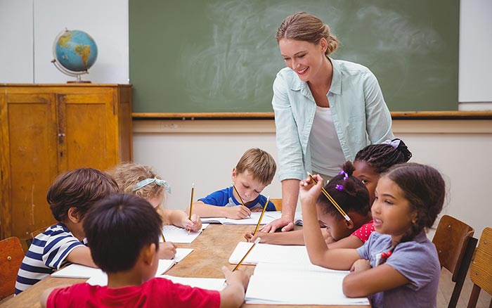 profesora clase niños - AcadeJobs